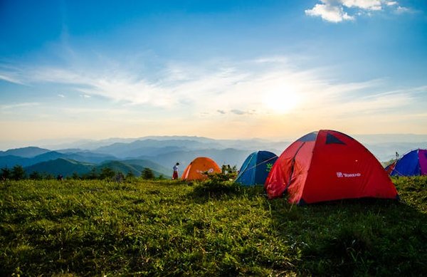 Comment choisir les meilleurs équipements pour un camping en climat méditerranéen?