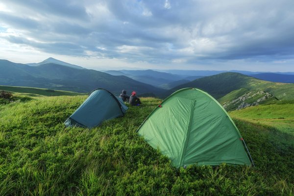 Comment choisir une bonne tente pour un camping en région venteuse?
